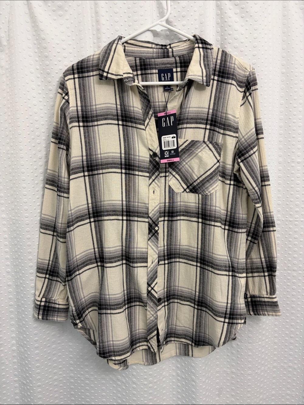 GAP Women’s Relaxed Fit Flannel Cream & Black Plaid Button-Down Shirt
